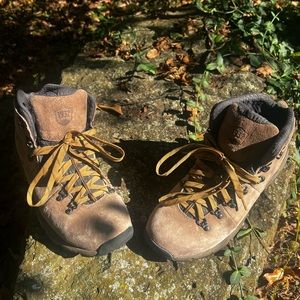 Men’s Danner Mountain 600 boots. Color: Dark Earth/Woodthrush. Size 10.